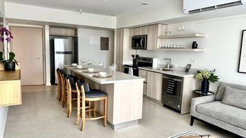 Condo, 3 phòng ngủ | Bếp riêng | Tủ lạnh, lò nướng, dụng cụ pha cà phê/trà, lò nướng bánh mì