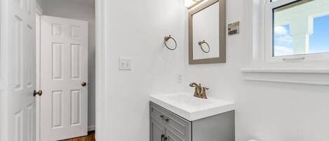 Condo, Plusieurs lits (Beachside Villas 832) | Salle de bain | Serviettes fournies, savon, papier de toilette
