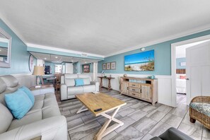 Lägenhet - 1 kingsize-säng (Edgewater Tower 3-104) | Vardagsrum | Tv