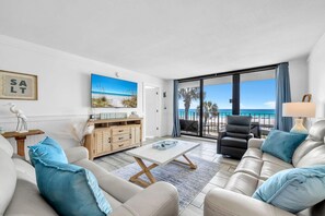 コンドミニアム キングベッド 1 台 (Edgewater Tower 3-104) | リビング エリア | テレビ