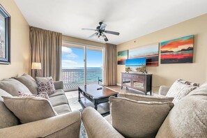 Condo, varias camas (Splash 507E) | Área de sala de estar | Televisión 
