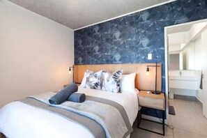 1 dormitorio, tabla de planchar con plancha, wifi y ropa de cama