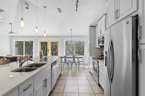 獨棟房屋, 多張床 (Captain Green's Seaside Retreat) | 私人廚房 | 烤箱、烤麵包機