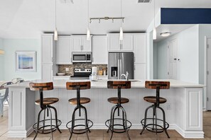 Casa, varias camas (Captain Green's Seaside Retreat) | Cocina privada | Horno y tostadora