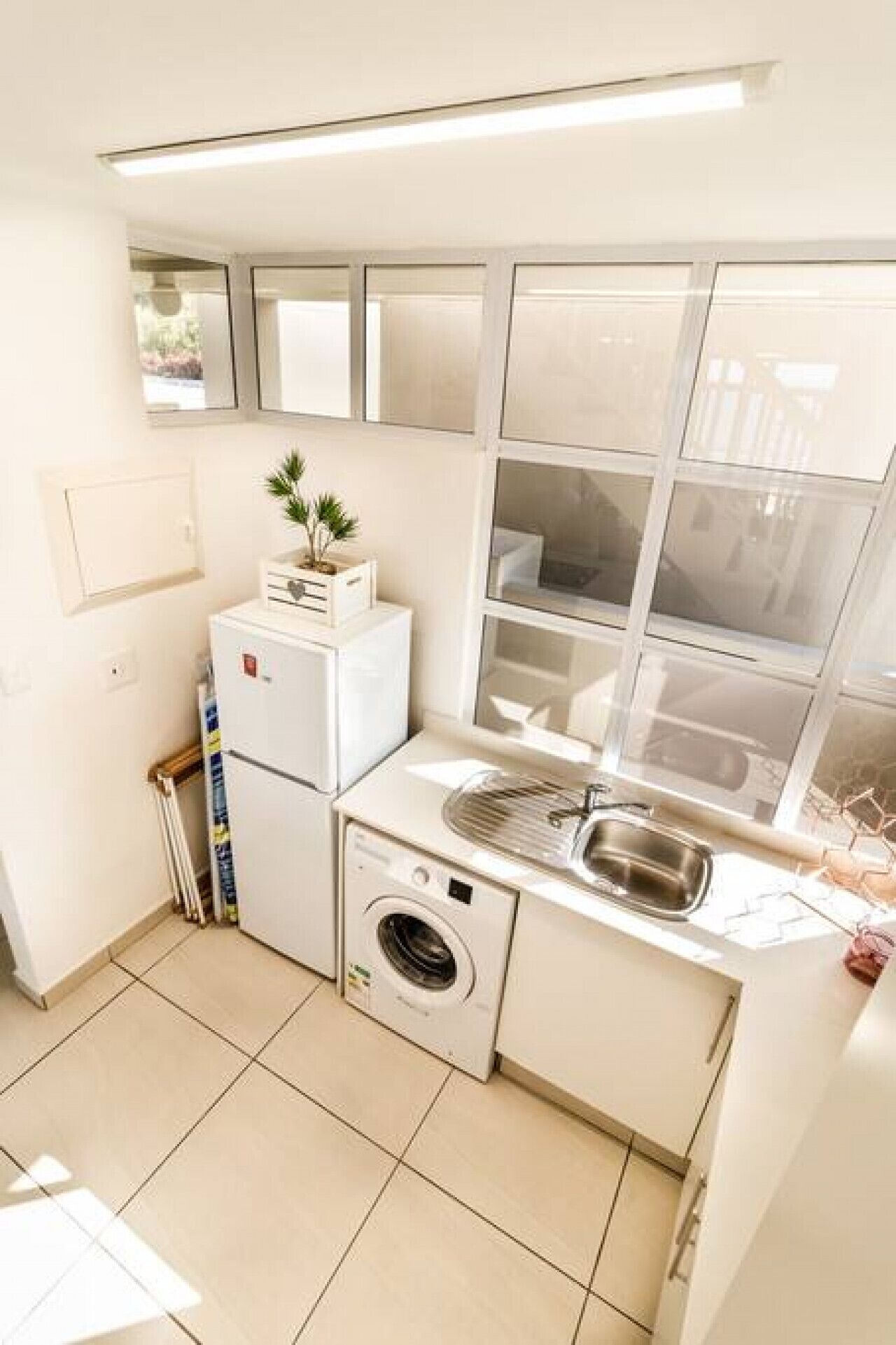 Køleskab, mikrobølgeovn, ovn, kogeplade