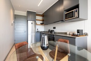 Réfrigérateur, four à micro-ondes, un four, surface de cuisson