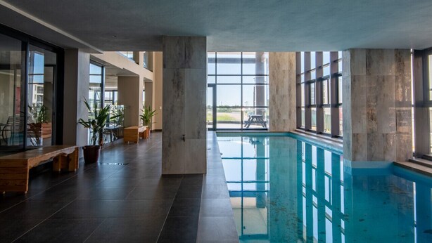 Ein Hallenbad mit Blick ins Freie.