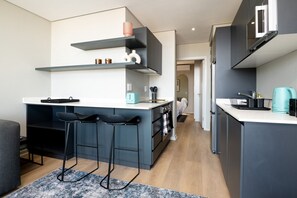 Réfrigérateur, micro-ondes, four, plaque de cuisson