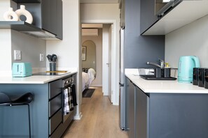 Réfrigérateur, four à micro-ondes, un four, surface de cuisson