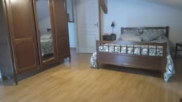 2 bedrooms, travel crib, WiFi, bed sheets