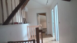 Una escalera con barandillas de madera que da a un rellano.
