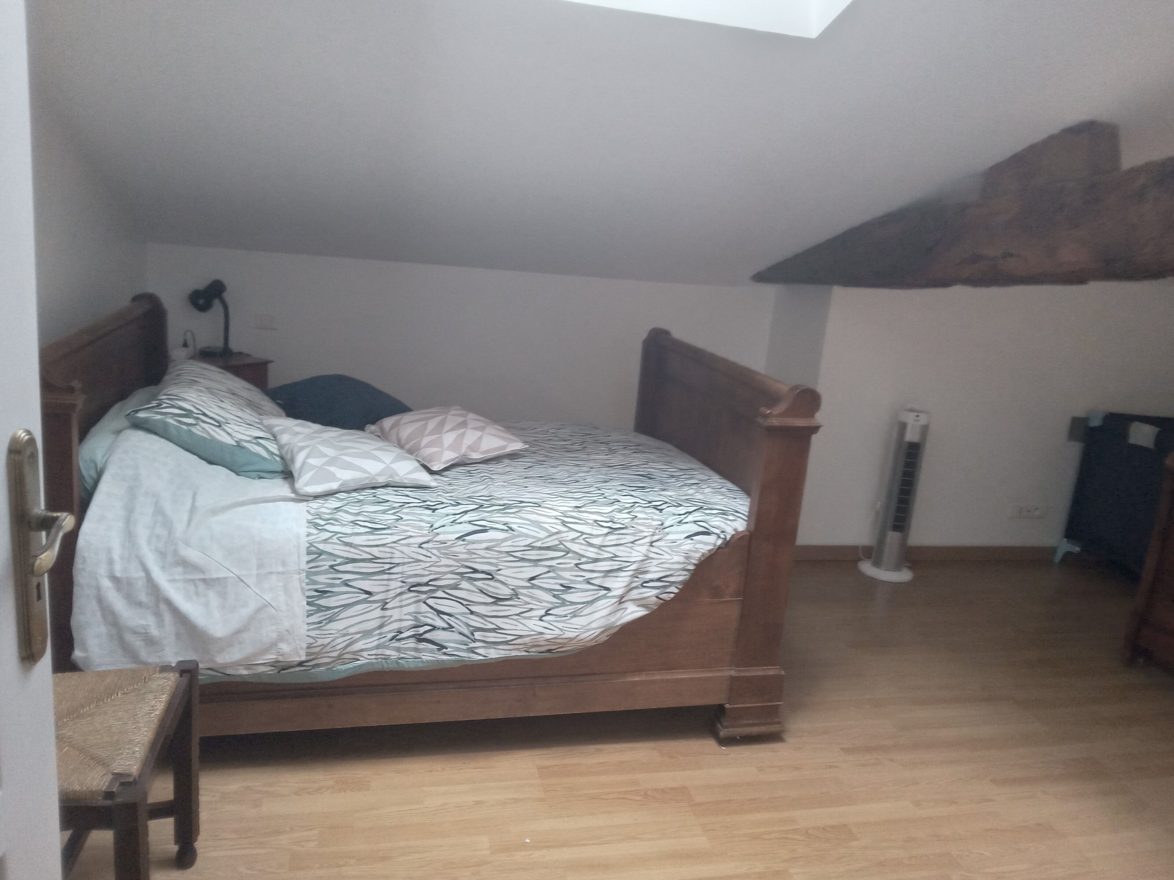 2 bedrooms, travel cot, WiFi, bed sheets