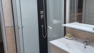 Ducha, secador de pelo, toallas, jabón