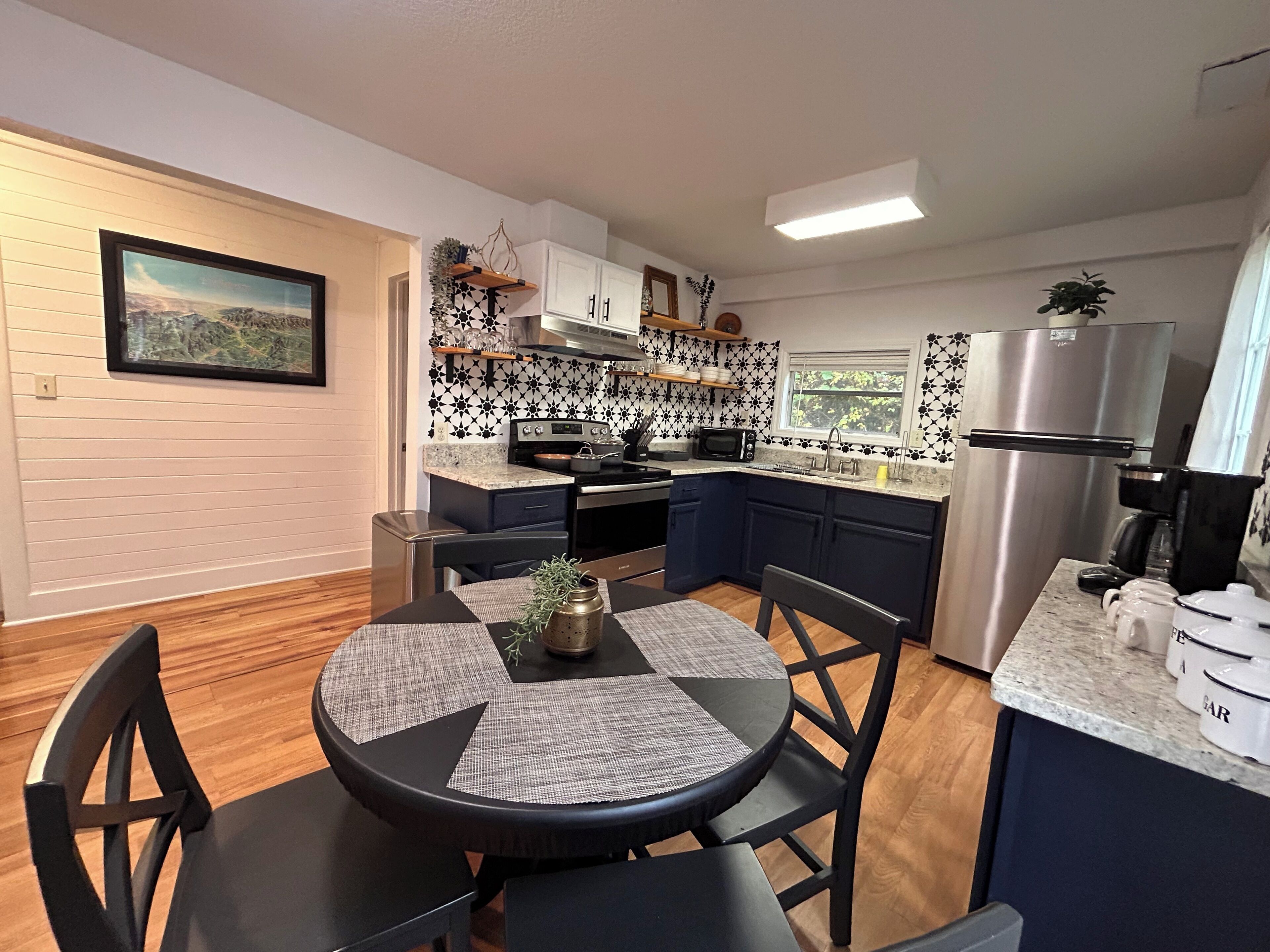 Refrigerador, microondas, horno y parrilla de estufa 