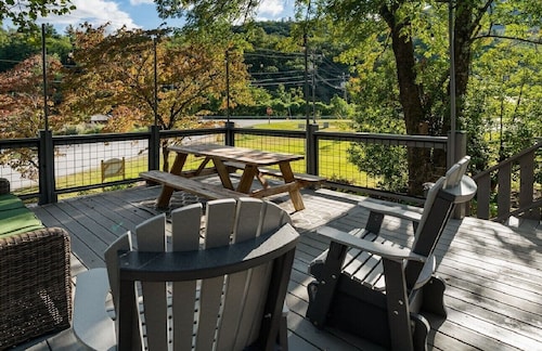 Cozy, renovated, spacious 2BR, 2B home walk to Chimney Rock & Lake Lure.