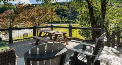 Cozy, renovated, spacious 2BR, 2B home walk to Chimney Rock & Lake Lure.