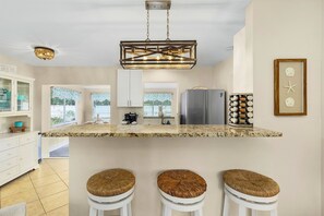 Kylskåp, mikrovågsugn, ugn och diskmaskin