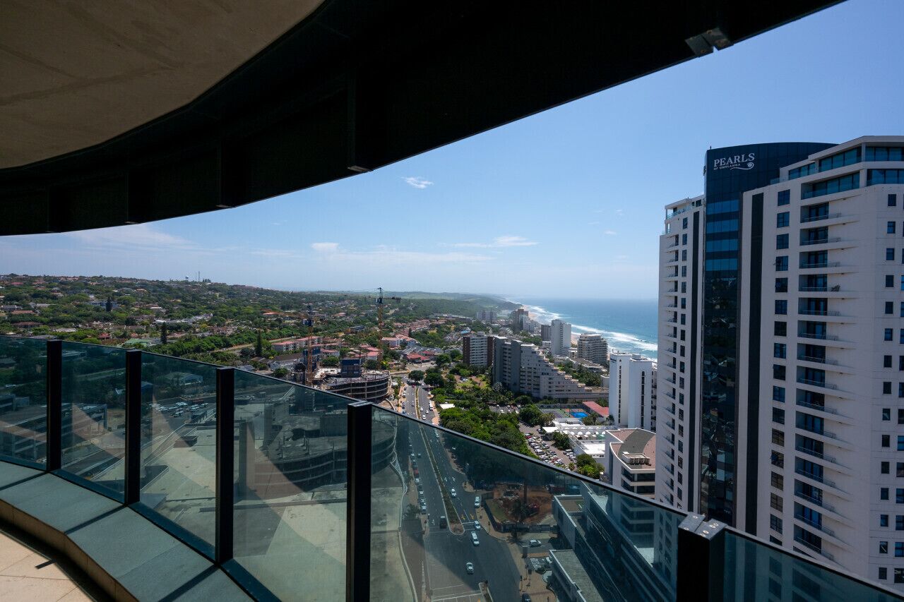 A high-rise hotel with a view of the city and ocean.