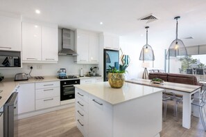 Réfrigérateur, four à micro-ondes, un four, surface de cuisson