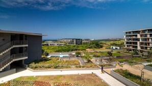 Un edificio moderno con piscina, spazi esterni e vista sull'oceano.