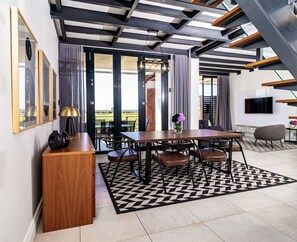 Dining - Stunning Apartment in Quayside (Point Waterfront, KwaZulu-Natal)
