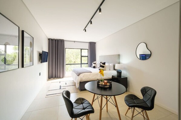 1 habitación, escritorio, tabla de planchar con plancha y wifi 