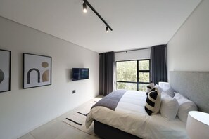 1 bedroom, desk, iron/ironing board, WiFi