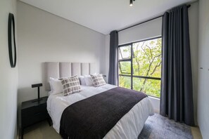 2 bedrooms, desk, iron/ironing board, WiFi