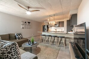 Smart TV, ping pong - Stylish Stunner in Circa 205 (Lynnwood, Pretoria)