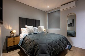 1 habitación, escritorio, tabla de planchar con plancha y wifi 