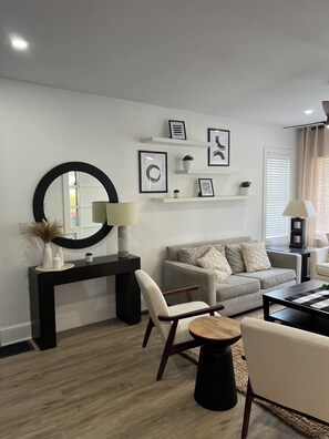 Living area - Charming bungalow beautifully renovated in superb Atlanta (Atlanta)