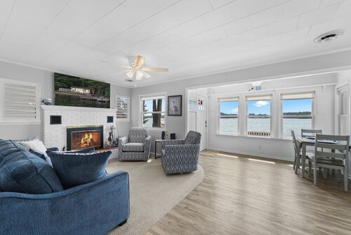 Beachside Cottage on Sapphire Lake