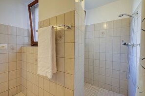 Family Apartment, Multiple Bedrooms (Ca Cornocc) | Bathroom | Shower, hair dryer, towels, soap - Ca Cornocc (Gordola)