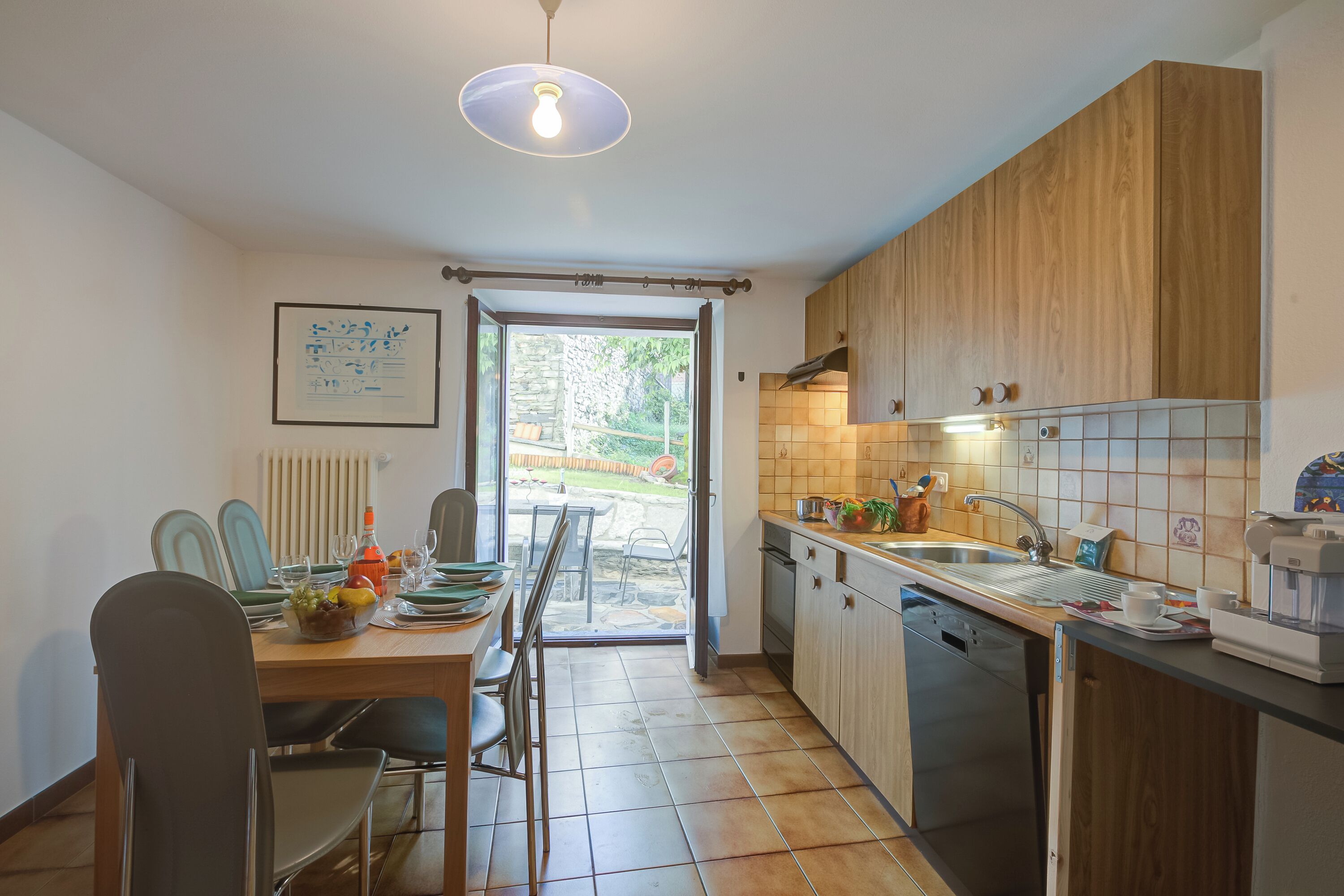 Een koelkast, een oven, een kookplaat, een vaatwasser