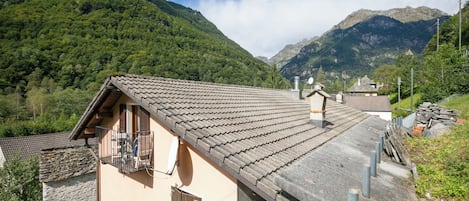 Standard-chalet, useita makuuhuoneita, vuorten lähellä (Ca Contina) | Ulkopuoli