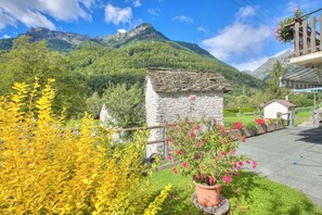 Standard-Chalet, Mehrere Schlafzimmer, Bergseite (Ca Contina) | Unterkunftsgelände