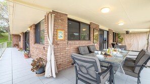 Outdoor dining - Yawa at Yoolarai, 64 Yoolarai Cr - Ducted air, WiFi, Shared Pool (Nelson Bay)
