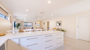 Fridge, microwave, oven, stovetop - Shelly's Bay Escape, 27c Dowling St - stylish with ducted air con and Wi-Fi (Nelson Bay)