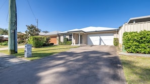 Property grounds - Shelly's Bay Escape, 27c Dowling St - stylish with ducted air con and Wi-Fi (Nelson Bay)