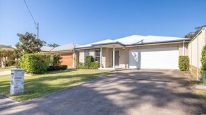 Exterior - Shelly's Bay Escape, 27c Dowling St - stylish with ducted air con and Wi-Fi (Nelson Bay)