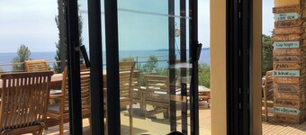 Villa Levandou: nature, sea view and swimming pool 