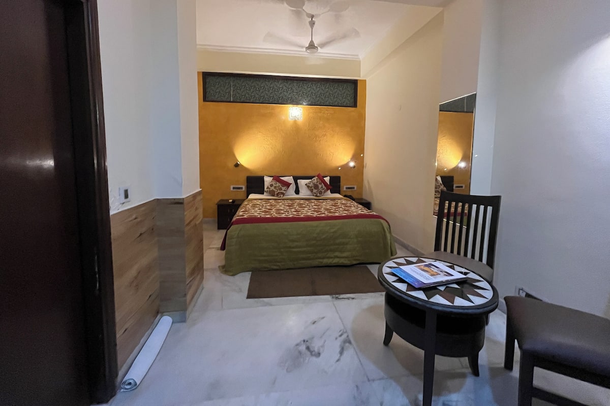Standard Room | 1 bedroom, desk, laptop workspace, blackout drapes