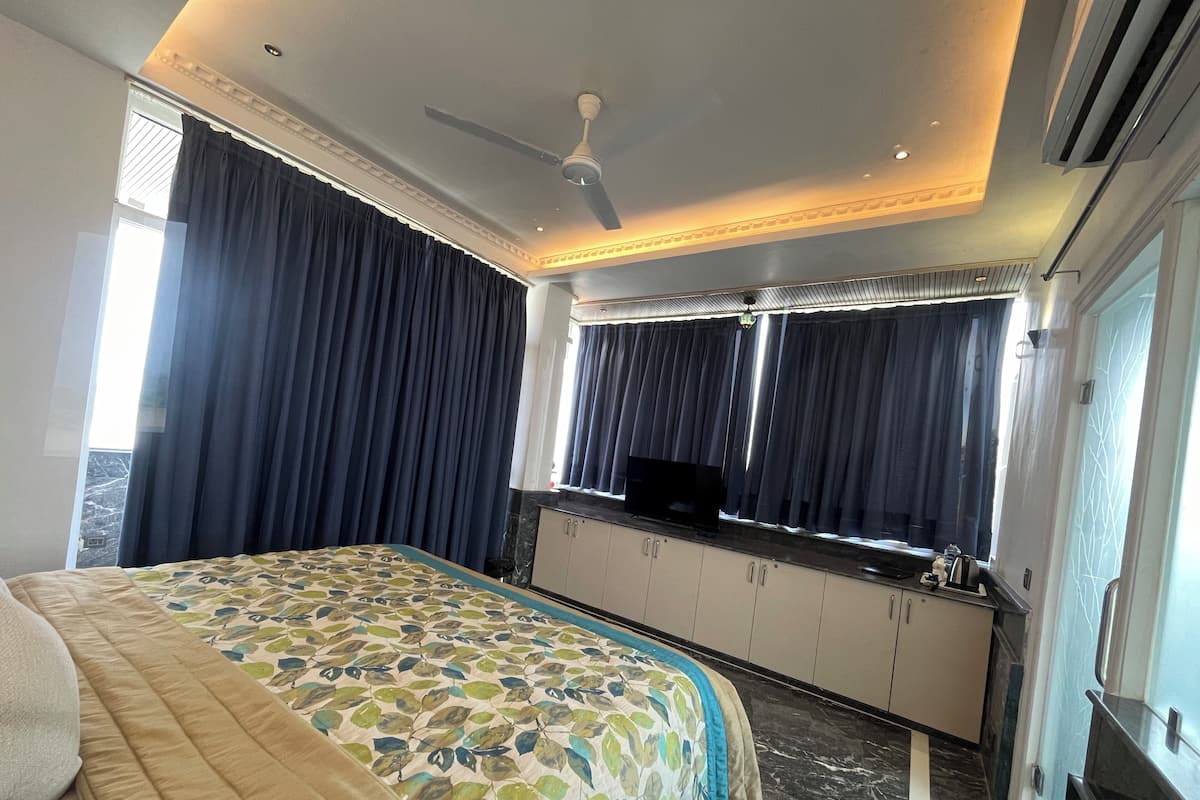 Luxury Suite | 1 bedroom, desk, laptop workspace, blackout drapes
