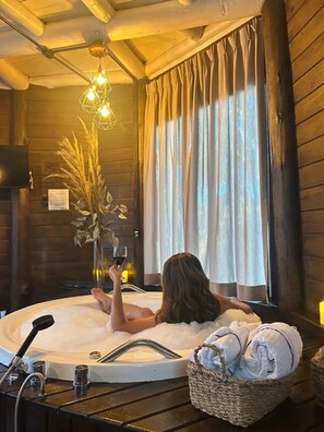 Dining - Round cabin with panoramic view (Biguaçu)