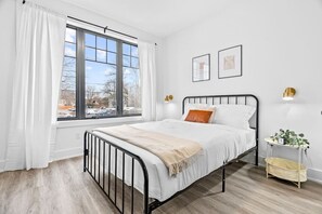 2 bedrooms, desk, iron/ironing board, WiFi