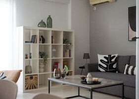 Apartamento exclusivo, balcón | Zona de estar | Smart TV de 42 pulgadas con canales por satélite, Netflix