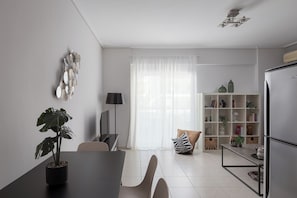 Exklusiv lägenhet - balkong | Vardagsrum | 42-tums smart-tv med satellitkanaler, Netflix och streamingtjänster