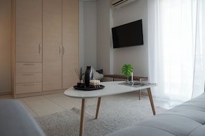 Deluxe Apartment, Balcony | Living area | 42-inch Smart TV with satellite channels, Netflix, streaming services - Athenian Comfort Apartments (Zografos)