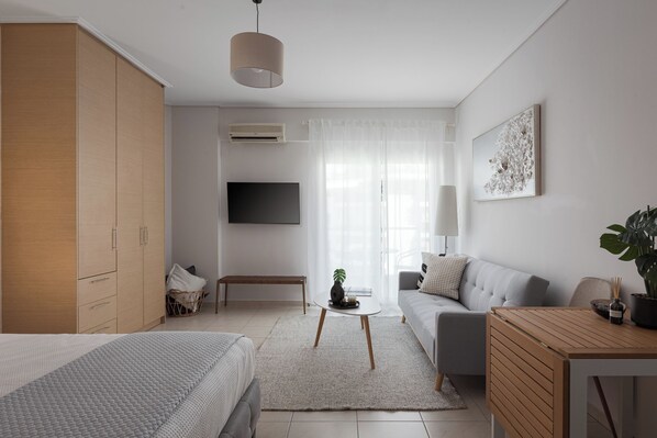 Deluxe Apartment, Balcony | Living area | 42-inch Smart TV with satellite channels, Netflix, streaming services - Athenian Comfort Apartments (Zografos)