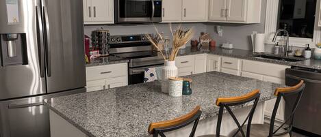 冰箱、微波炉、烤箱、炉灶